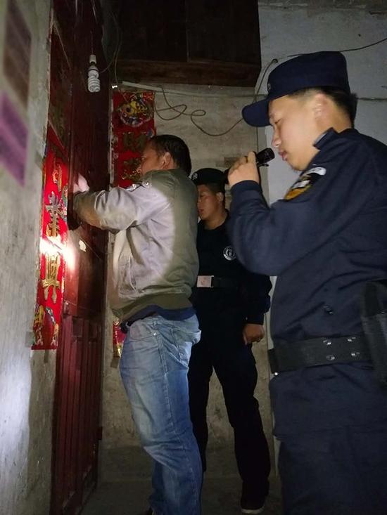 郑州粗心妈妈误将幼女锁家中 